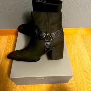 Vionic Carnelia Block heel bootie size 9.5